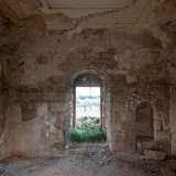 L'interno, sormontato da una volta a crociera, � caratterizzato da sei archetti: racchiudono le finestre, eccetto uno, che invece dava vita a un'edicola votiva
